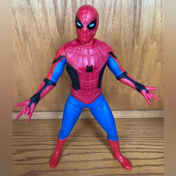 Talking Spider-Man Far from Home Deluxe Web Gear Sound Suit 13” Action Figure - Picture 5 of 6